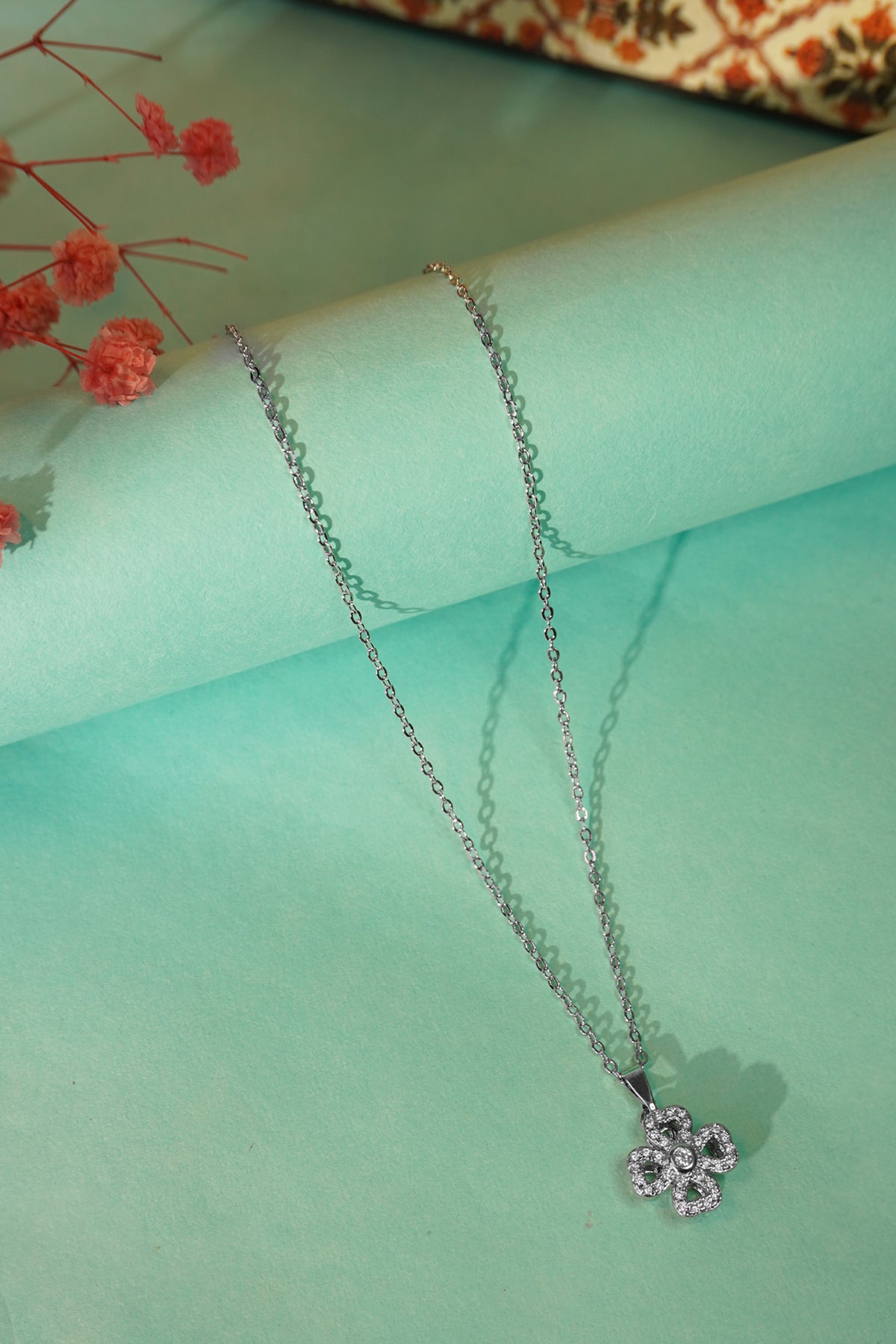 Leaf Clover Shaped Flower Spin Pendant Necklace