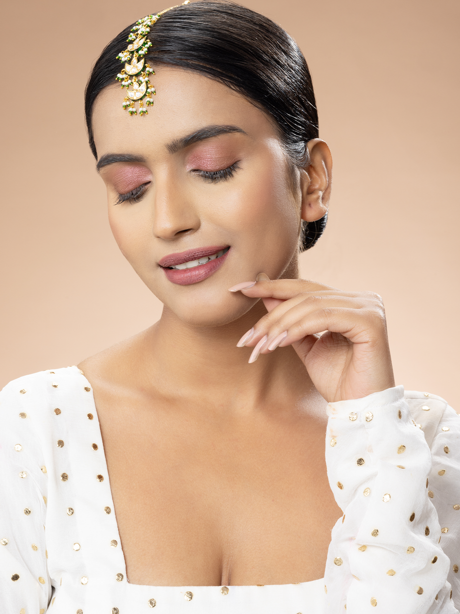 Close up of a teenage Indian girls wearing sari and golden nose ring maang  tikka necklace earrings bangles with make up sitting on a field Stock Photo  - Alamy