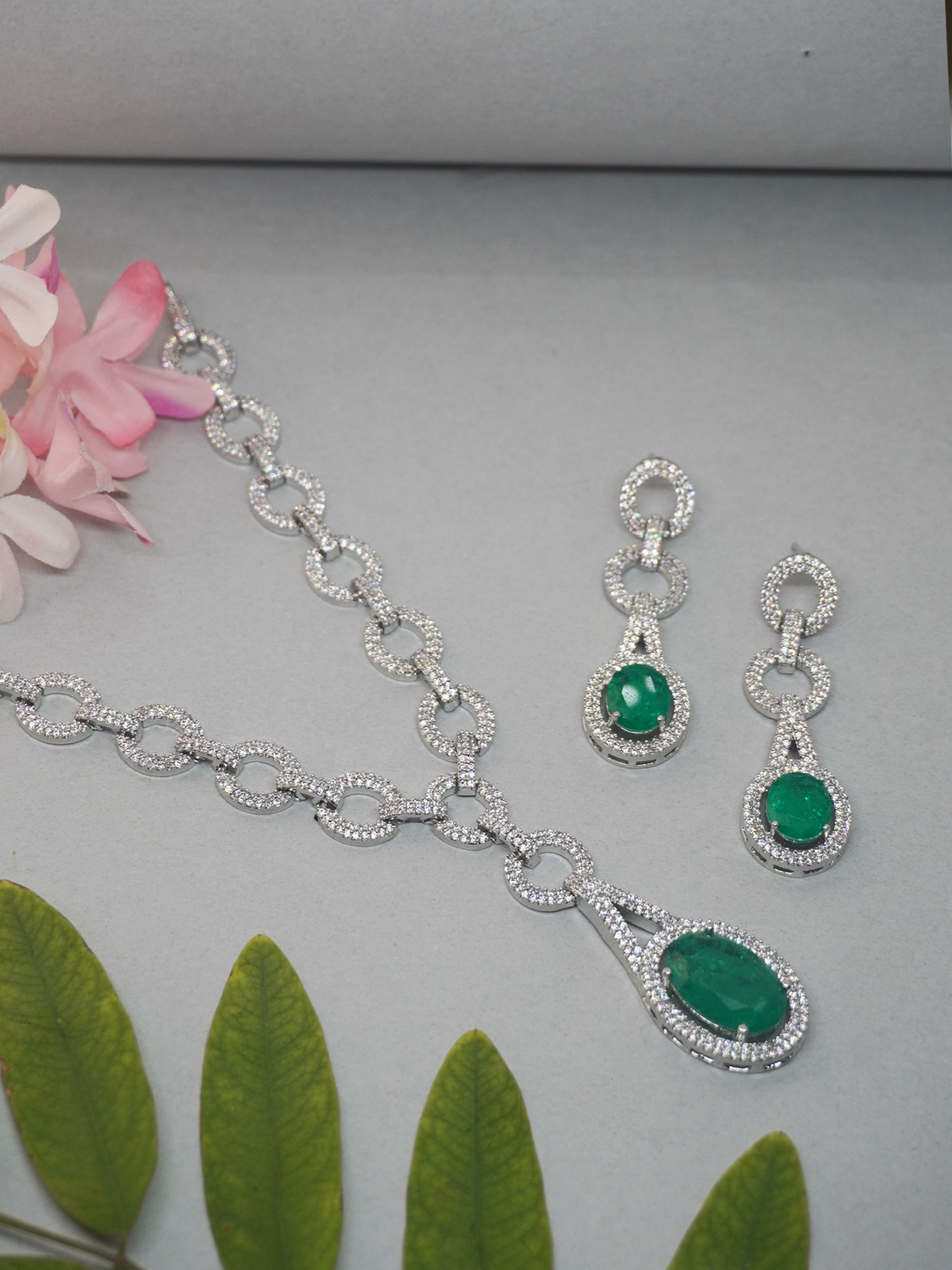 White American Diamond and Emerald Necklace Set with Earrings