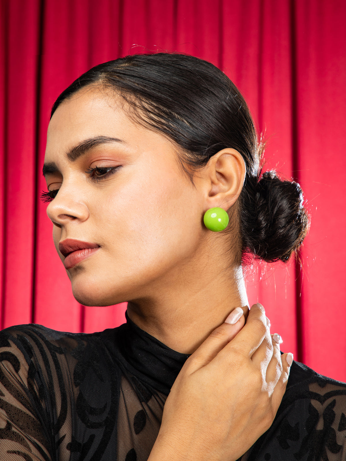 Emerald Glow Round Stud Earrings