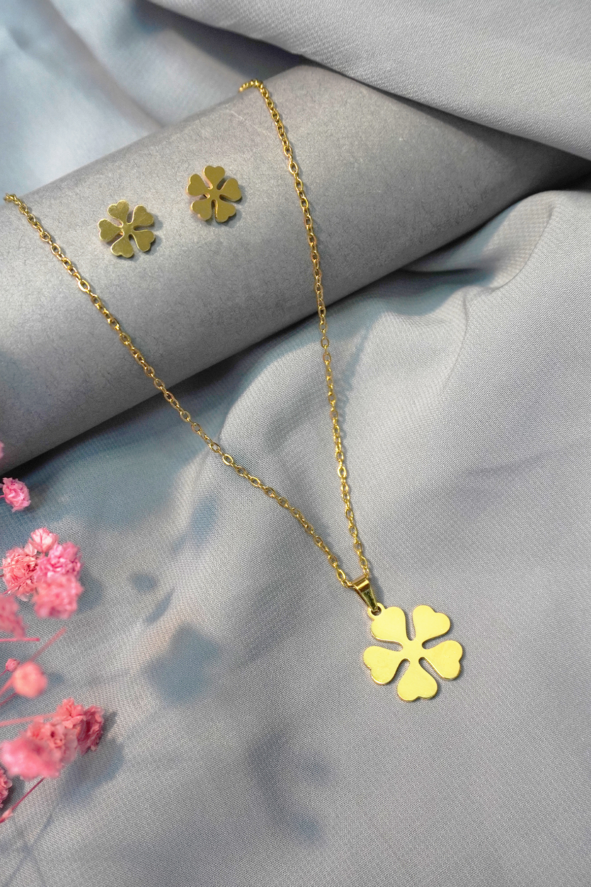 Dignified Flower Gold Necklace Pendant Set