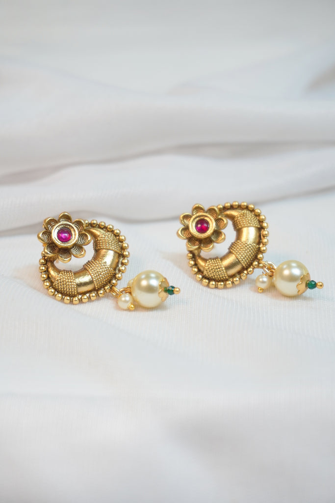 Earring With White Pearls